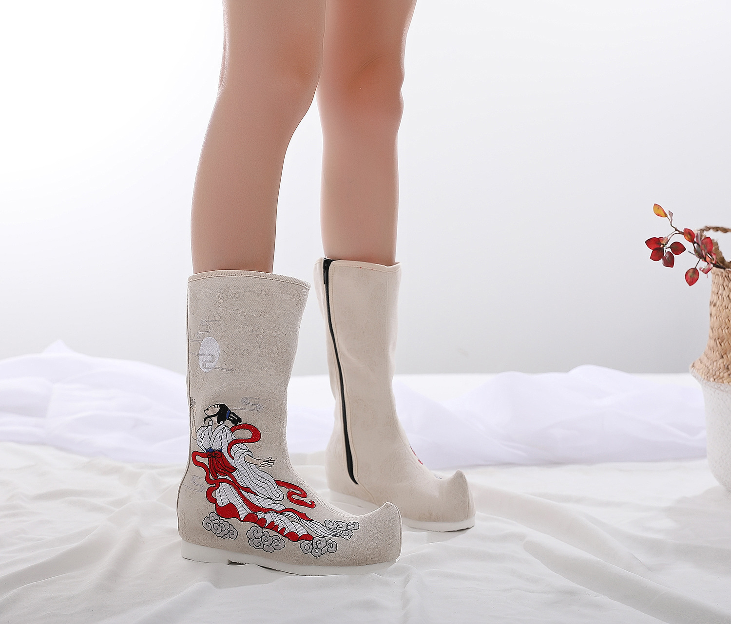 嫦娥奔月 2020古风靴子女中国风绣花靴女靴翘头加棉内增高汉服靴