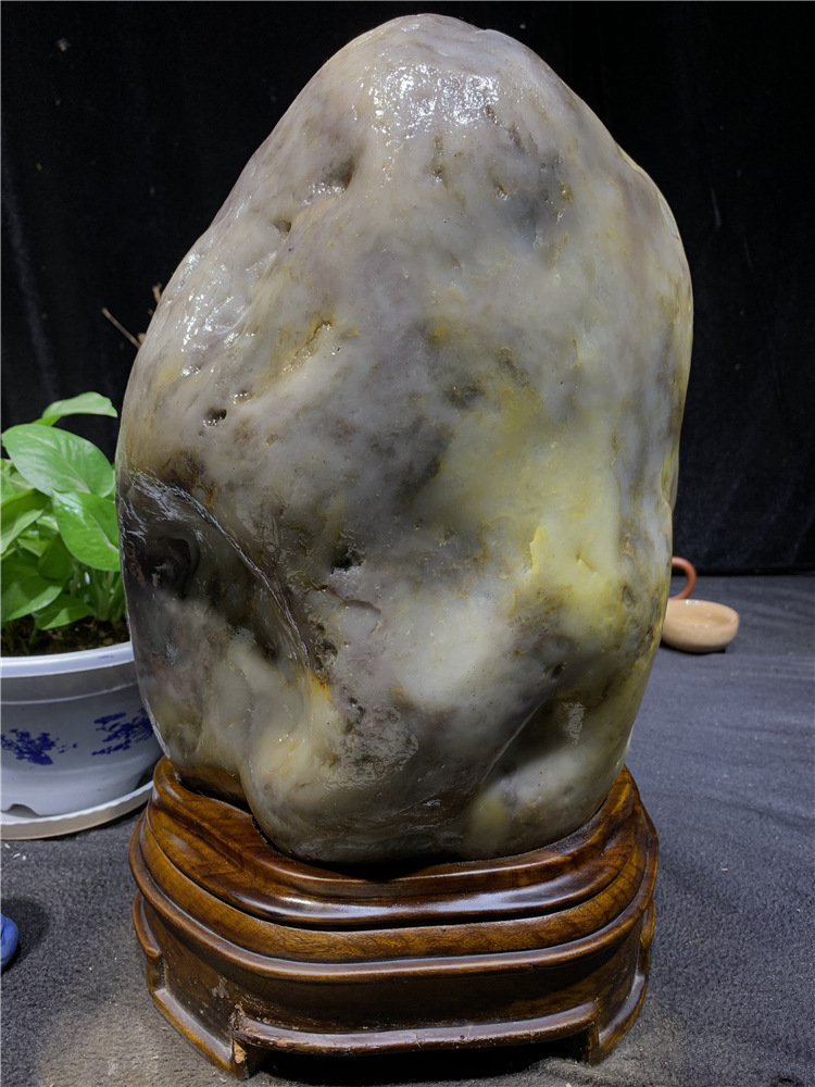 黄蜡石是岭南石玩界广为流行的石玩,是传统赏石中