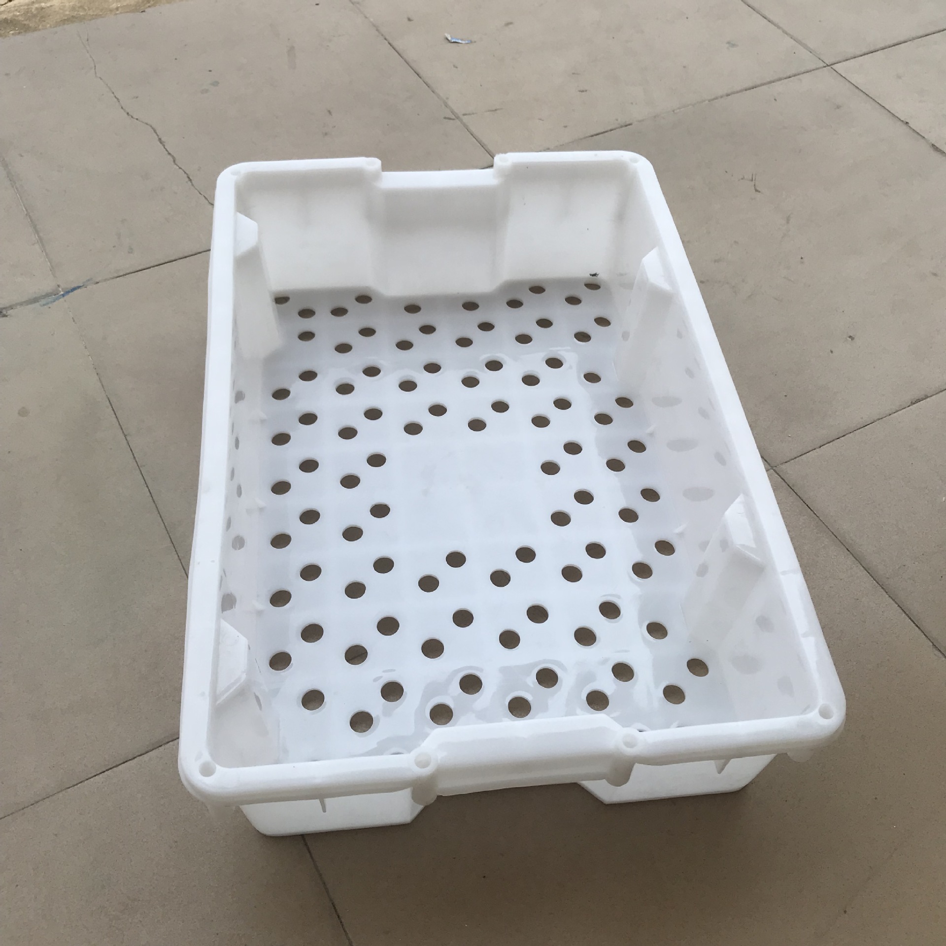 厂家直销白色塑料鱼箱 底部带孔海鲜塑料箱595*405*140福建水产框