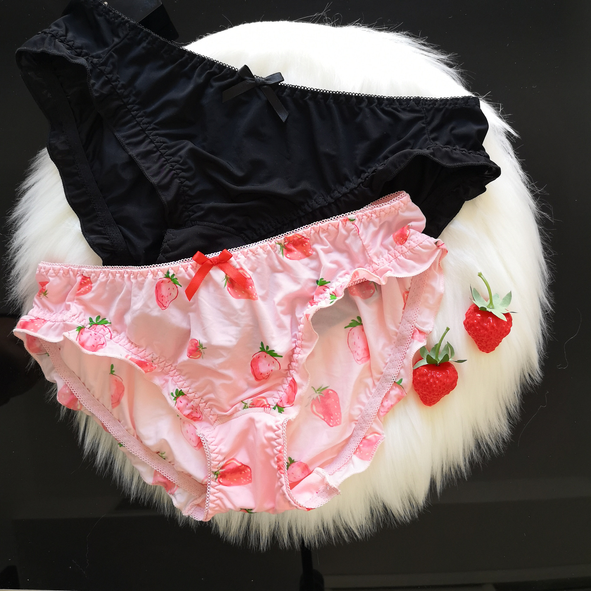 日系软妹甜美冰丝草莓内裤女包臀洛丽塔底裤大连货源
