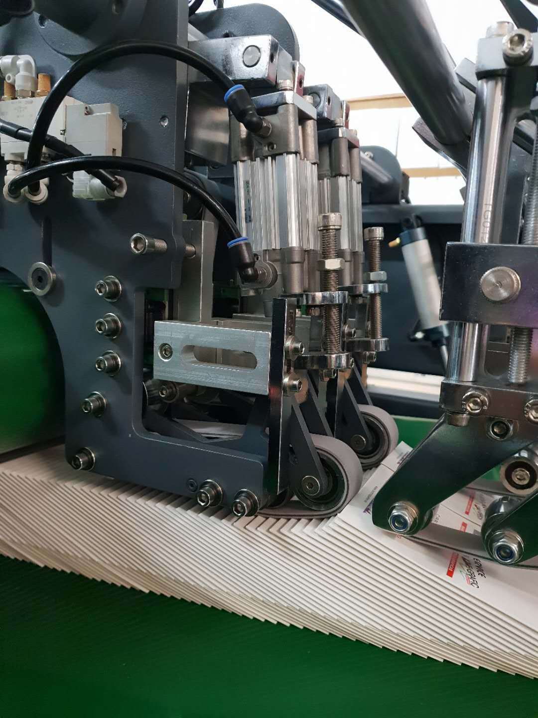 国豪 全自动胶盒糊盒机 全自动粘盒机 厂家直销 直线盒勾底盒边贴