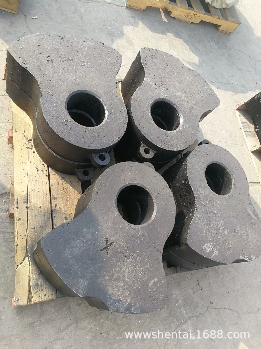 现货 石灰石锤式破碎机锻打锤头 建筑垃圾箱式粉碎机合金锤头