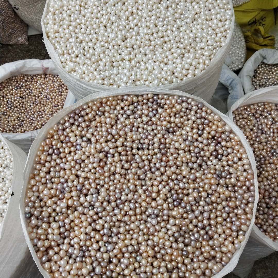 摆摊称散珍珠跑江湖展销会旅游景区现场加工串珍珠批发