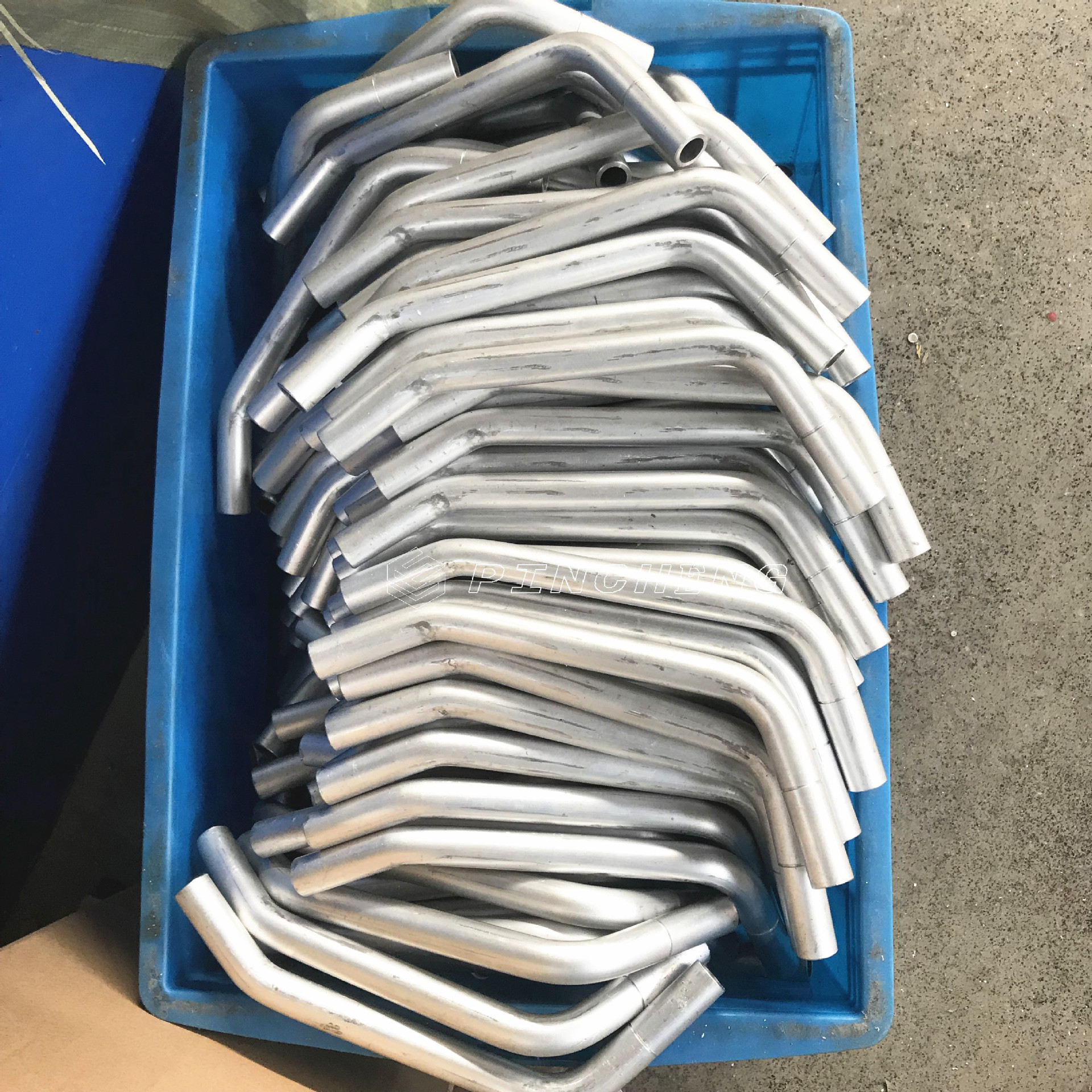 90度铝合金弯管加工 铝制品加工 铝型材折弯加工 铝合金拉手定做