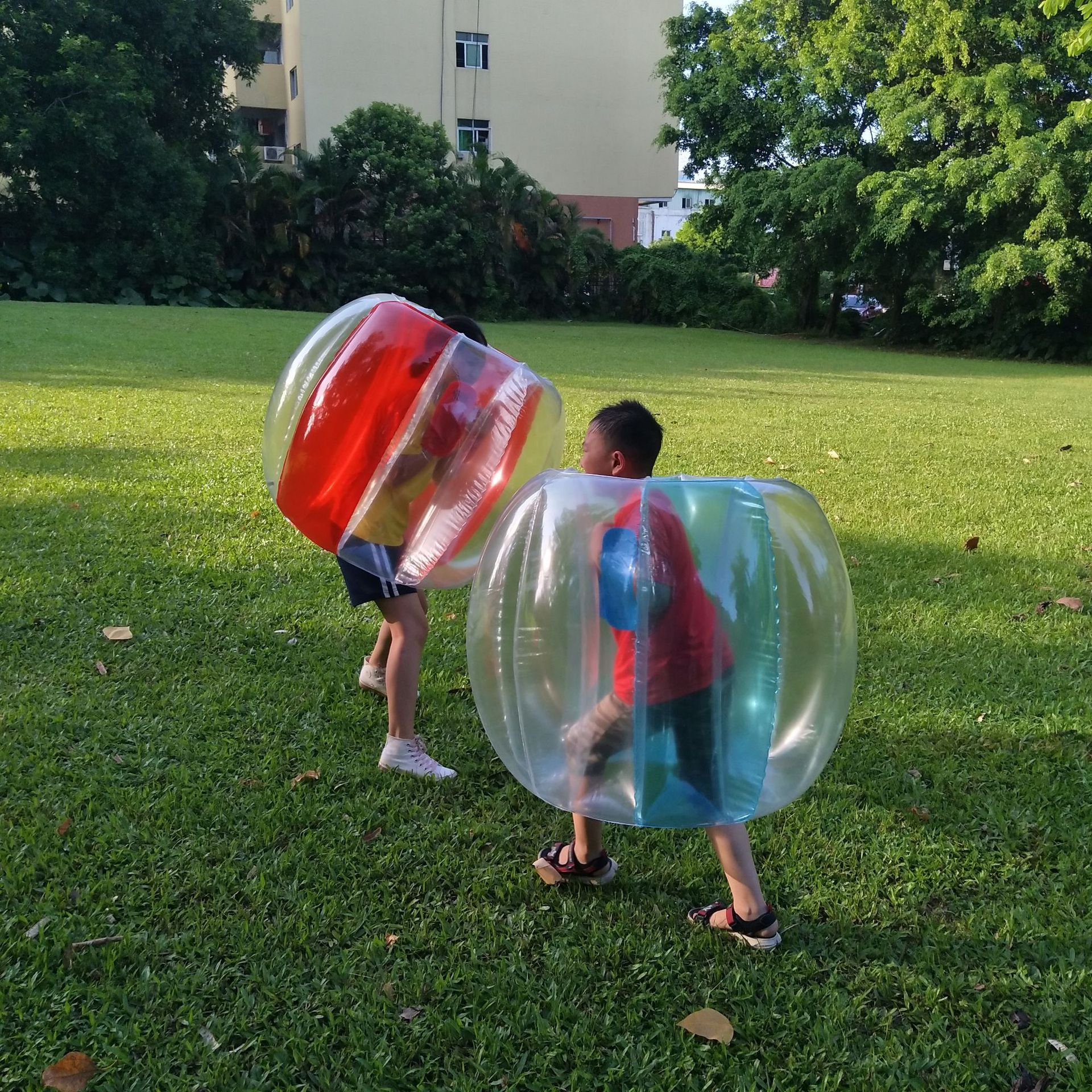 工厂供应充气碰撞球 儿童碰撞球充气碰碰球趣味保险杠球批发