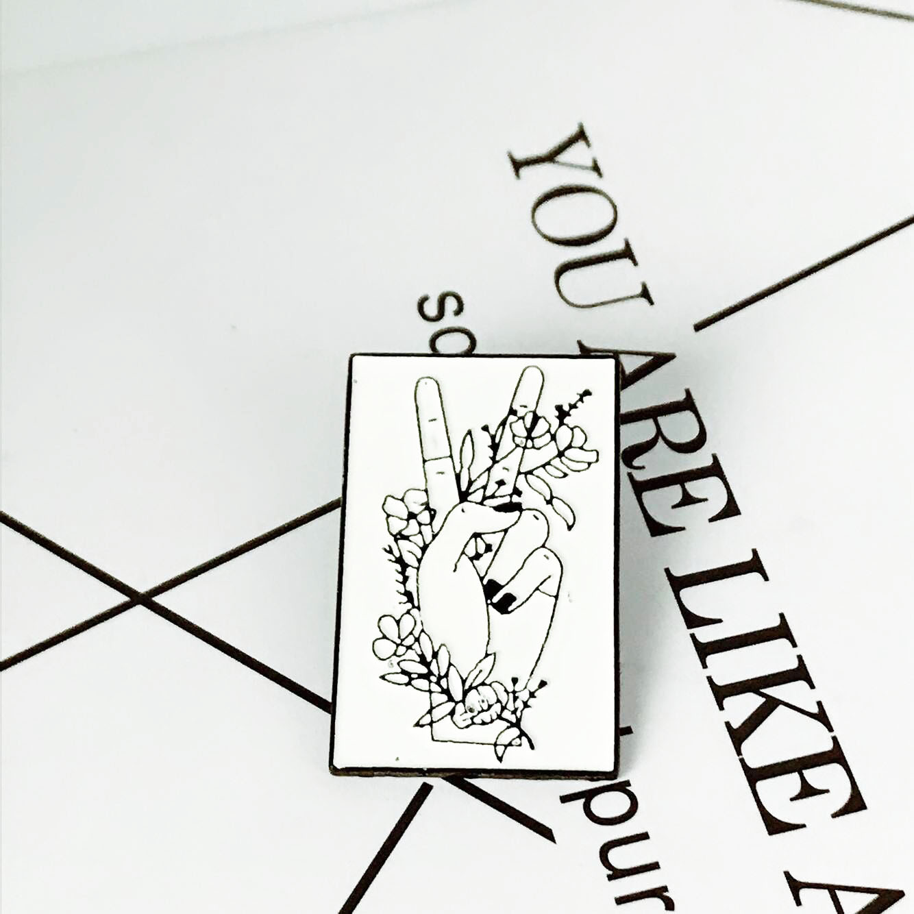 欧美新款 黑白复古式徽章 手绘植物耶手势胸针 女生包包配饰