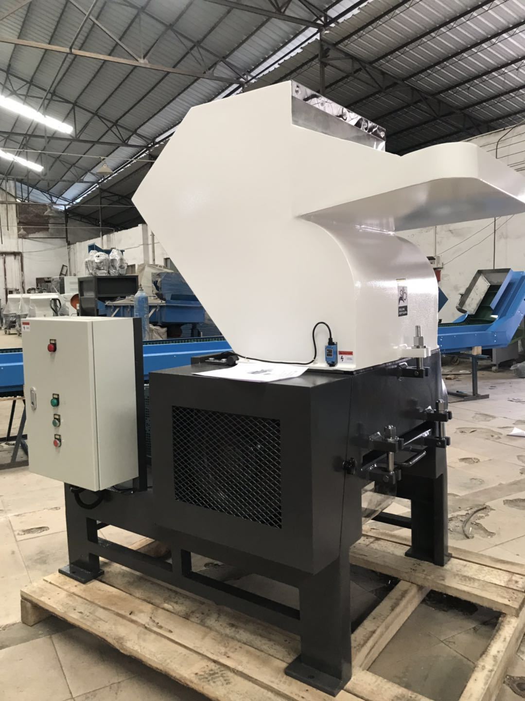 无锡塑料粉碎机 abs塑料粉碎机厂家 30hp强力塑胶粉碎机图片