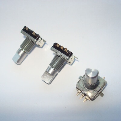 台湾产数字电位器汽车音响旋转贴片编码器开关ec11-30位15f半轴