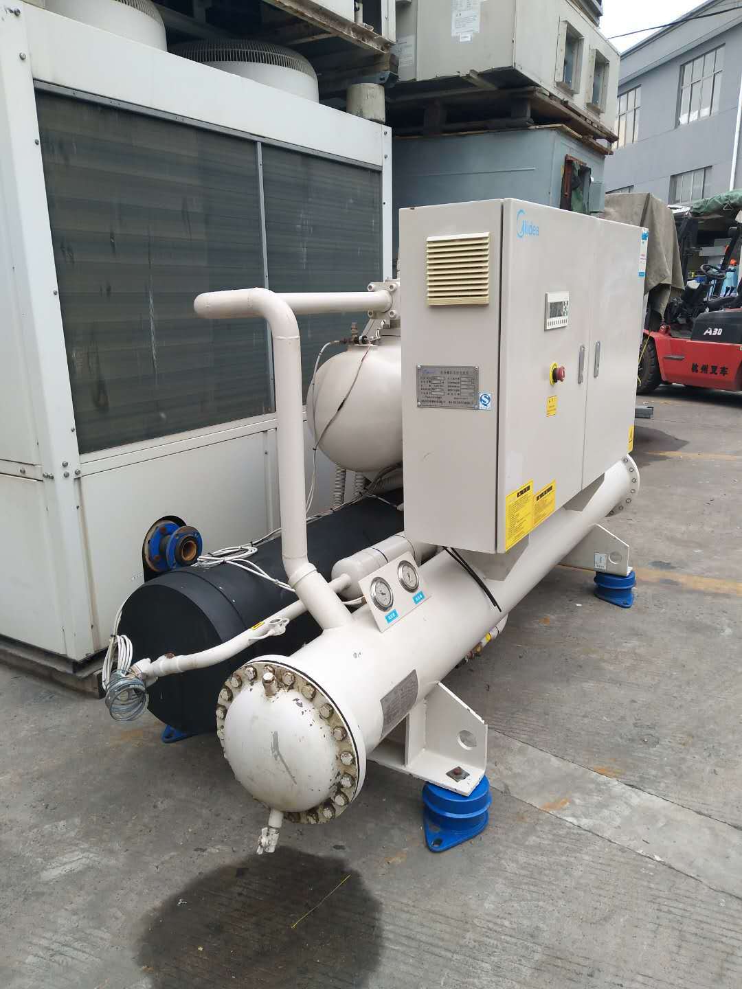 长期出售二手美的水冷螺杆机组318kw中央空调