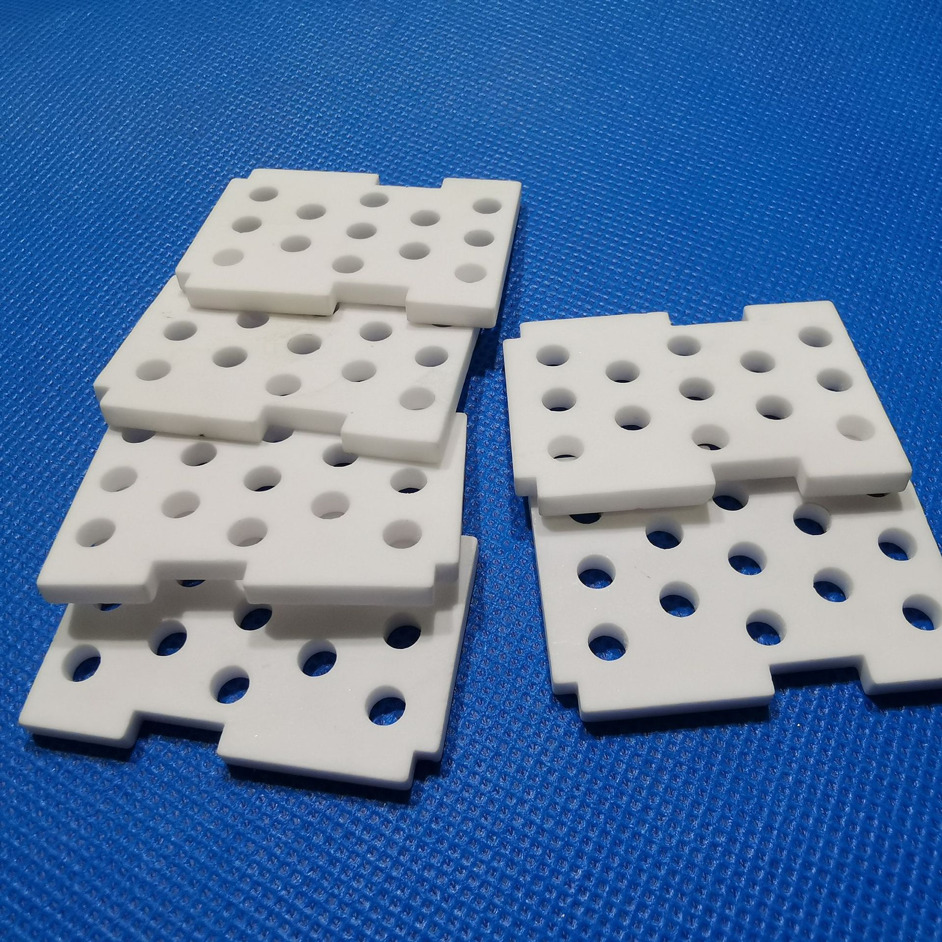 多孔氧化铝陶瓷片耐磨工业陶瓷绝缘陶瓷配件电子陶瓷氧化铝定做