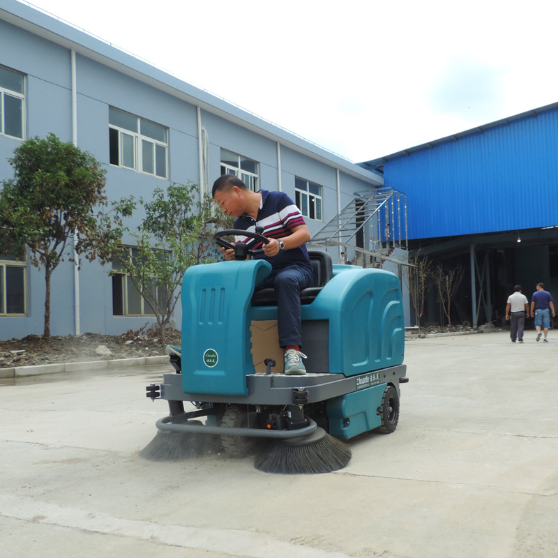 驾驶式树叶灰尘洒水扫地车ysd-1400电动双刷清扫车带顶棚扫地机