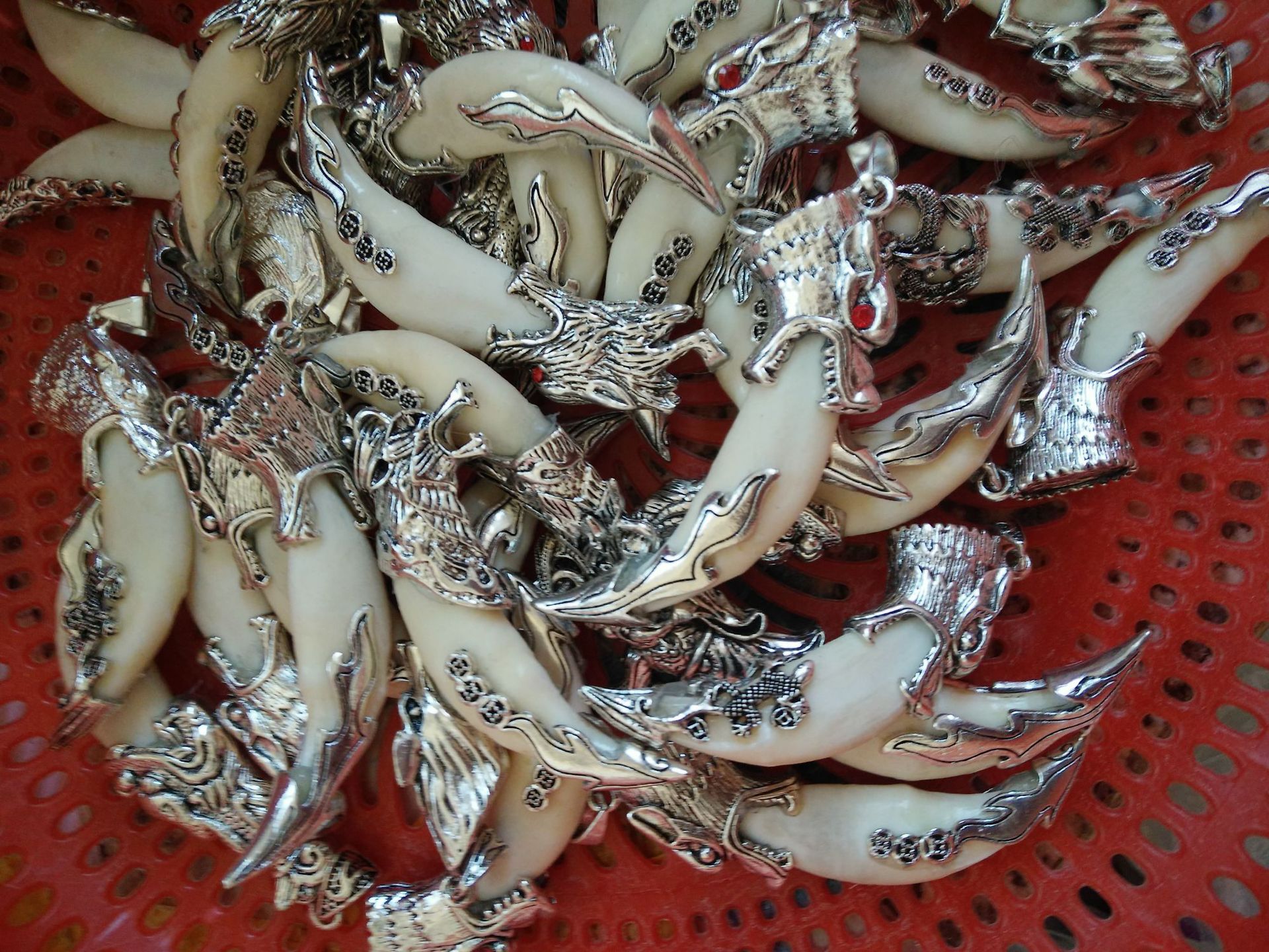 真狗牙饰品吊坠原色黑狗牙漂白黑狗牙批发藏獒牙狼牙项链地摊货源