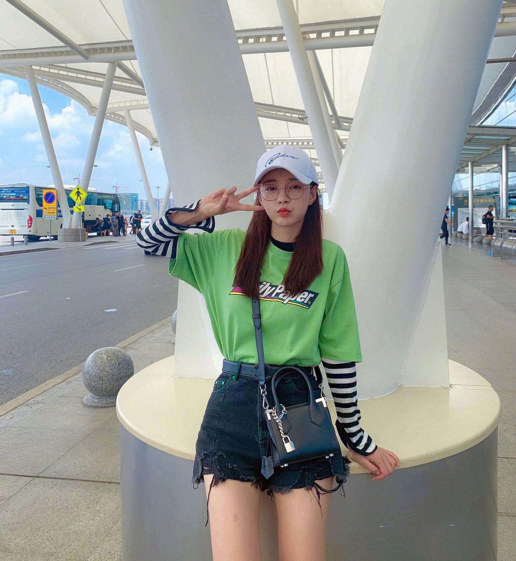 2019夏季新款 沈梦辰明星同款绿色印花t恤条纹打底衫搭配牛仔短裤