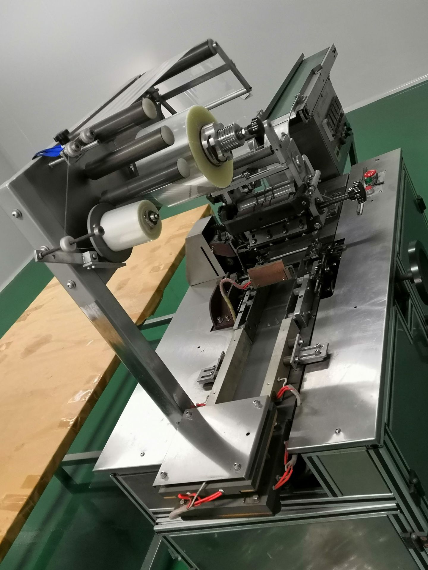 处理二手三维烟包机透明膜烟包机化妆品塑封烟包机