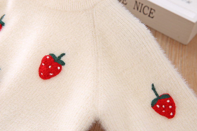 非常可爱洋气的女童毛衣    水果图案 纯手工编织        可口的草莓