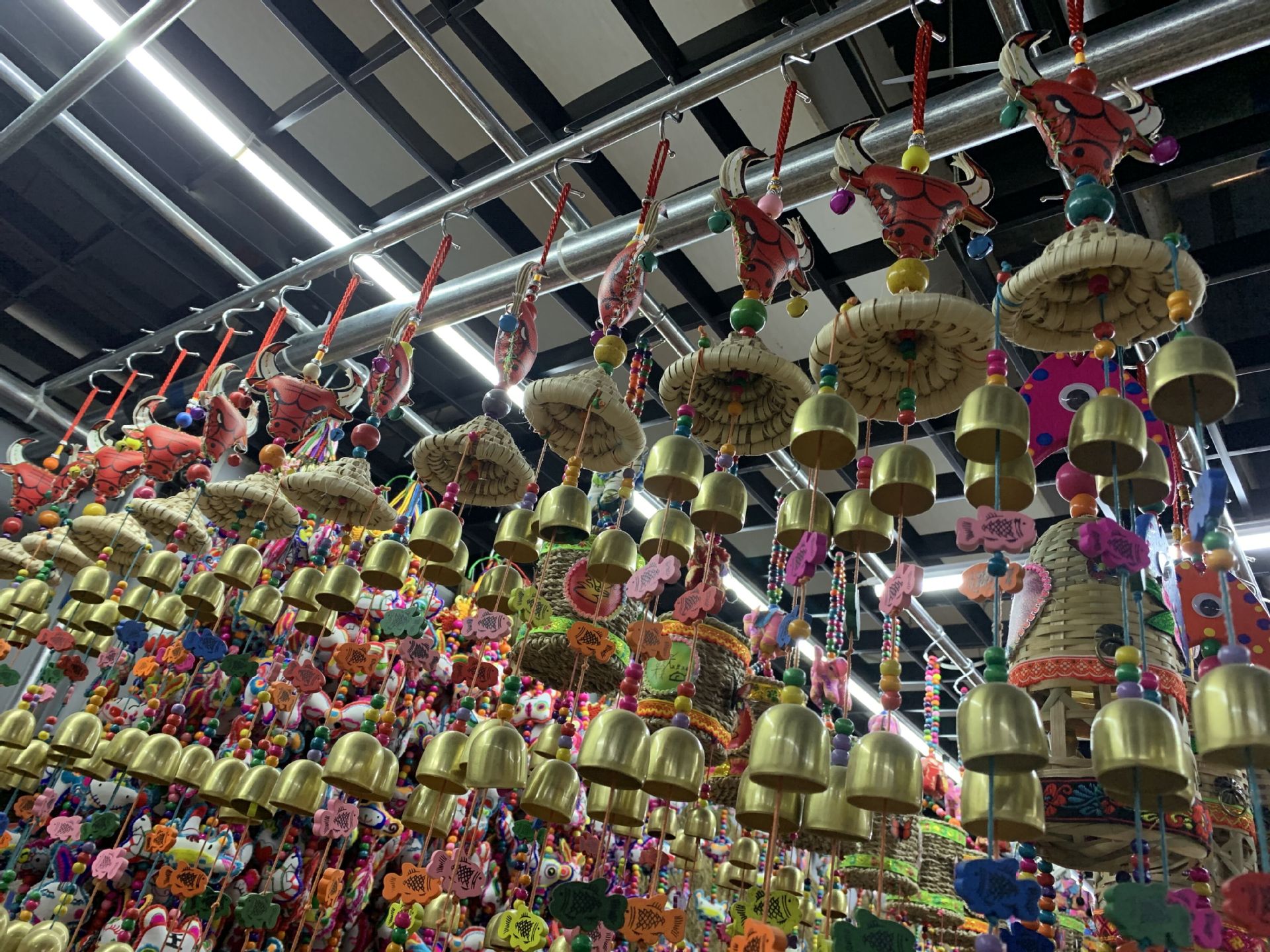 丽江东巴风铃民族旅游工艺品纪念品 皮牛头草帽十二铃