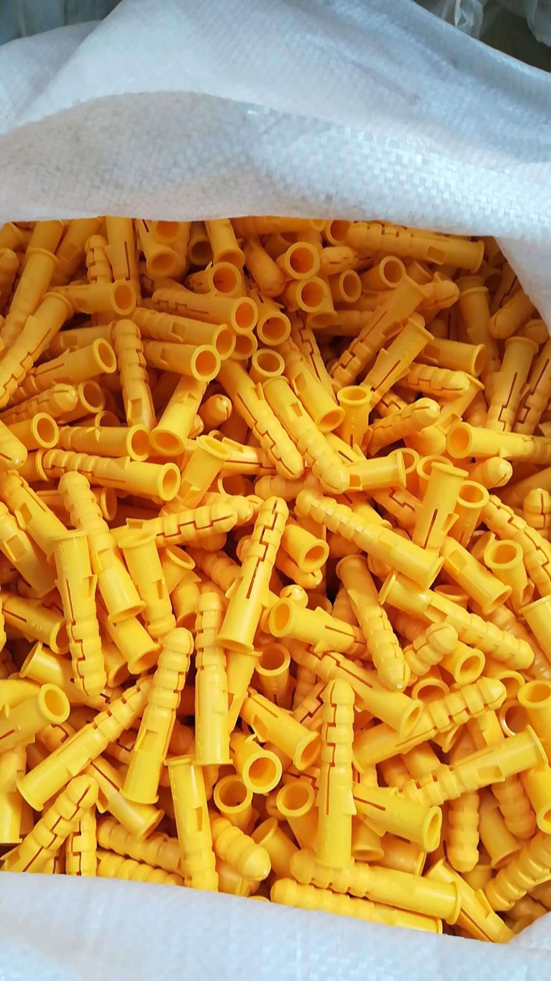 小黄鱼塑料膨胀管 塑料胀塞 刺膨胀管 方口塑料膨胀管 绿色膨胀管