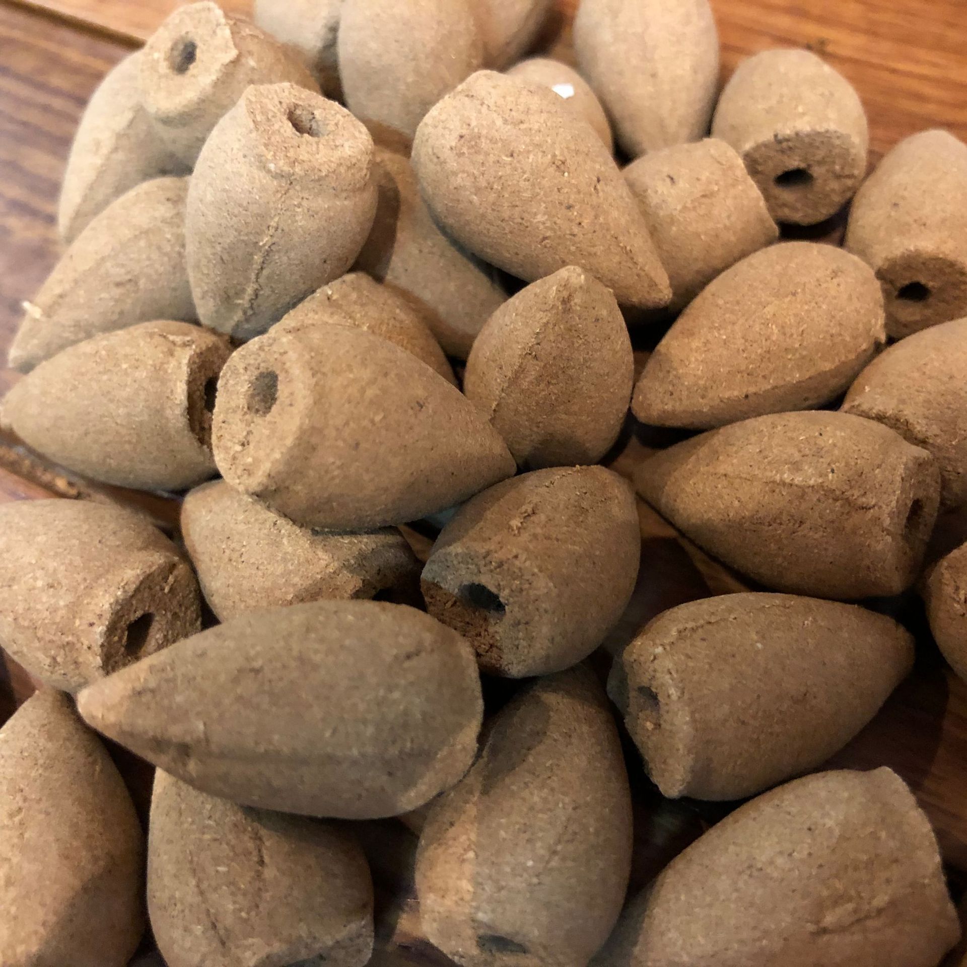 厂家批发老山檀香粒八角盒105颗艾草香粒熏香宝塔香锥香倒流香