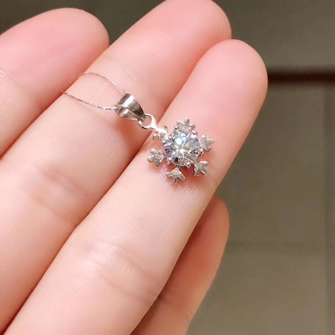 宇彩珠宝 925银镶莫桑钻项坠 60分钻项坠 925银镶钻项坠