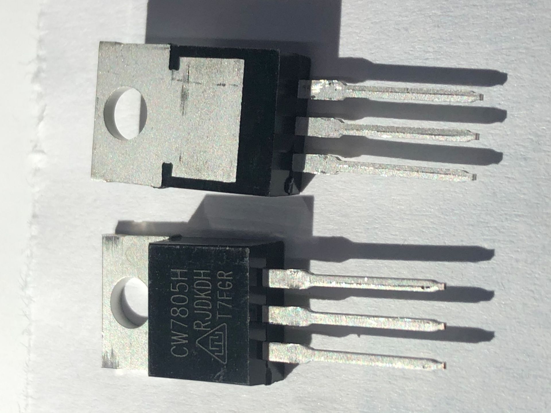 全新cw7805ato220三端稳压管n沟道mos管直插三极管原装正品