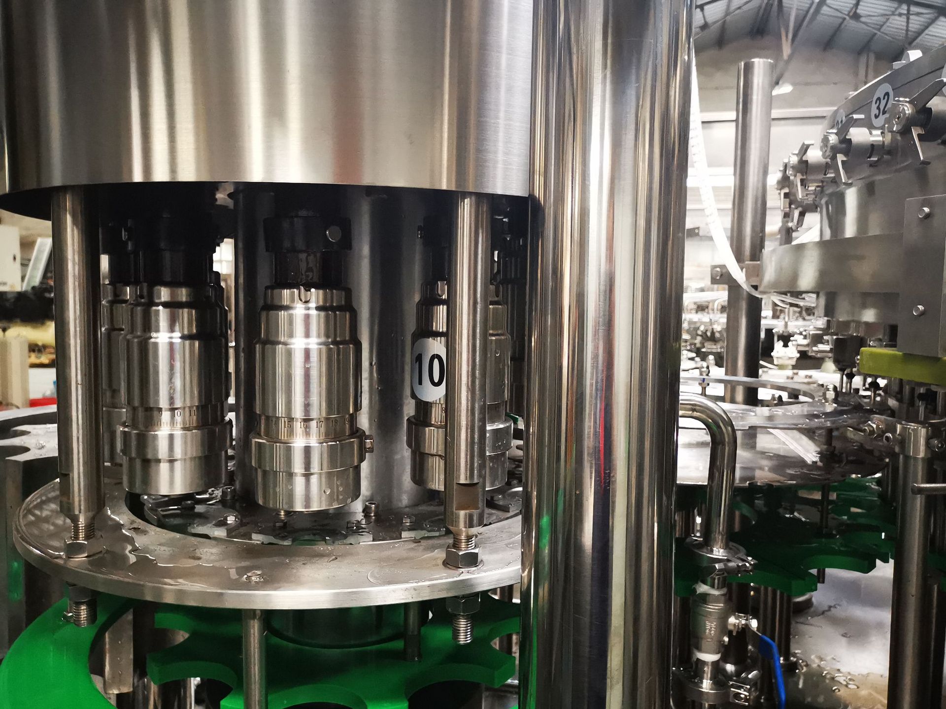 定制供应三合一旋转式瓶装饮料生产线碳酸饮料塑料瓶装等压灌装机