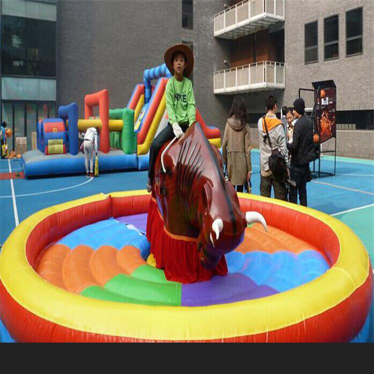 西班牙疯狂斗牛机成人刺激娱乐电动户外充气疯狂斗牛及大转盘游乐