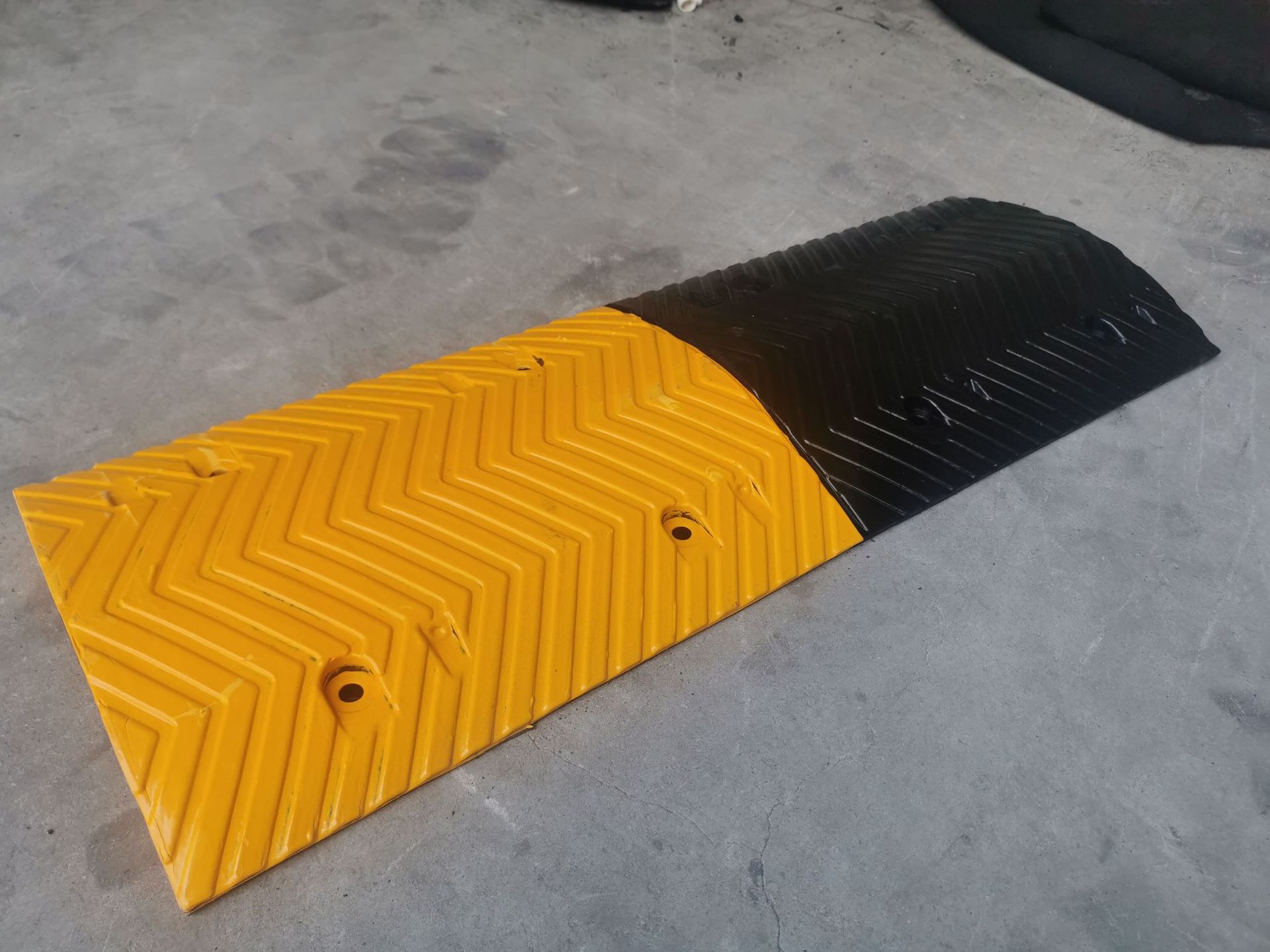 大利交通优质橡胶减速带公路减速板汽车斜坡缓冲带小区专用减速垄