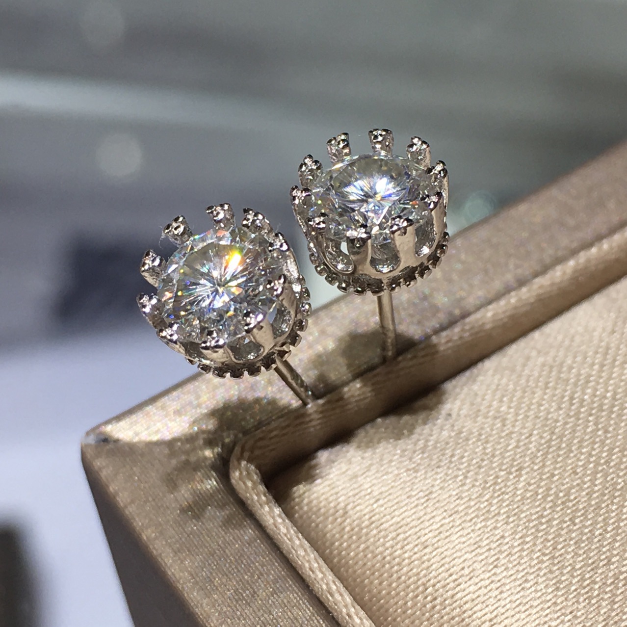 50分 超闪莫桑钻耳钉 s925银18k金工艺 经典款重现 可过钻笔