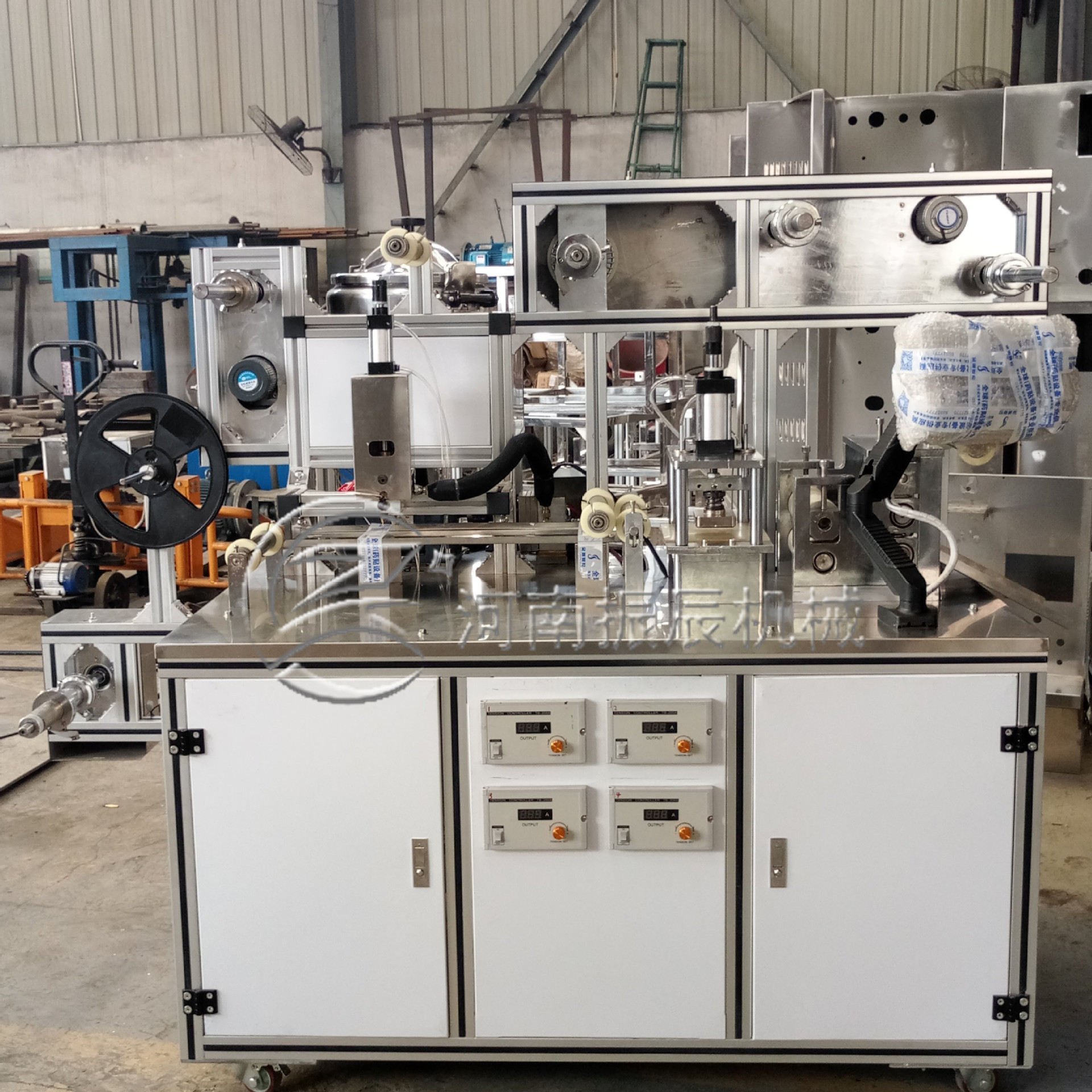 首页 机械设备 涂装设备 涂装生产线 自动狗皮膏药机 膏药贴模冷敷药