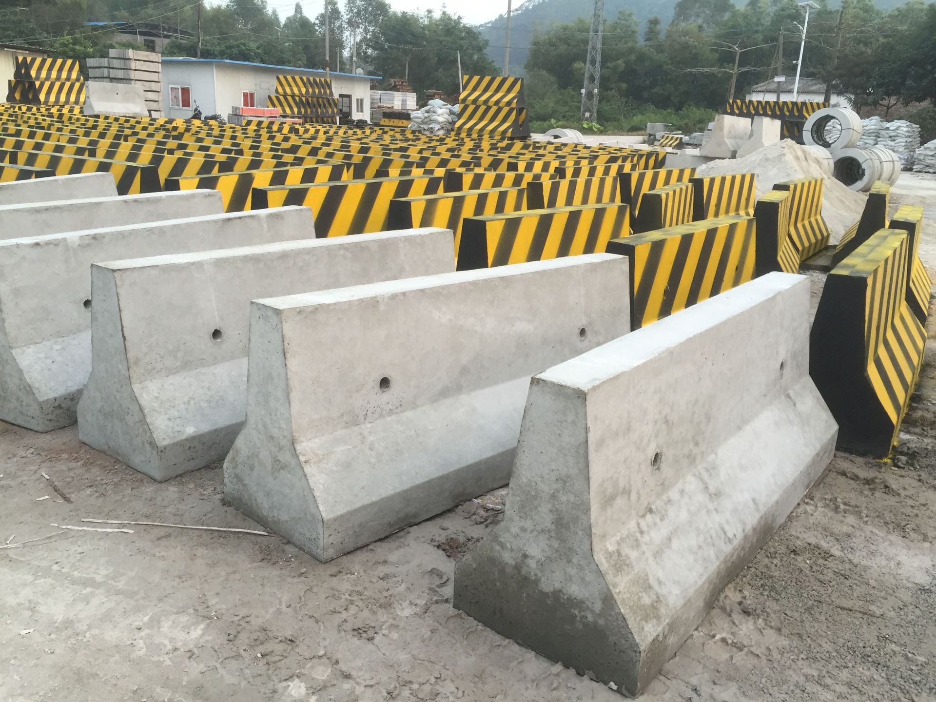 隔离水泥墩预制品 交通防撞公路隔离墩道路施工隔离墩 混泥土墩子