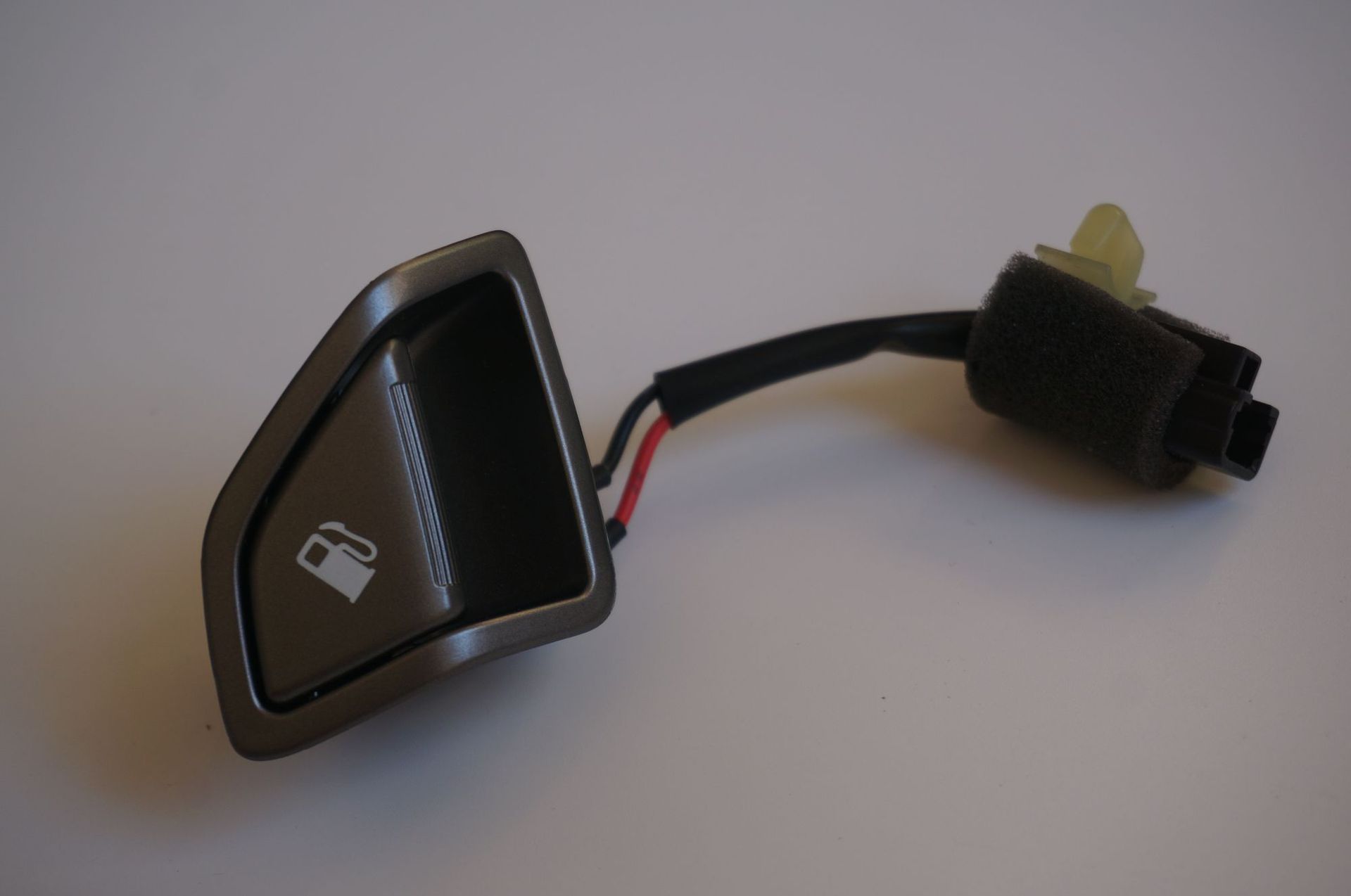 适用于现代ix45全新胜达圣达菲13-15油箱盖开关93555-2w000