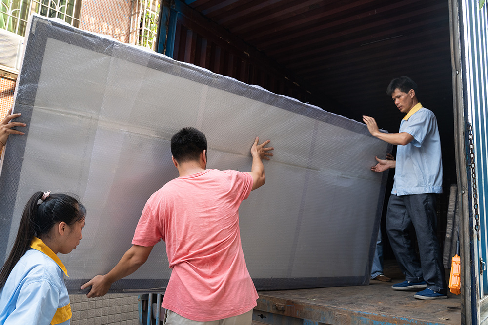 最新一批户外拉布灯箱组装好成品发货,这次77个灯箱是安装在广州黄埔