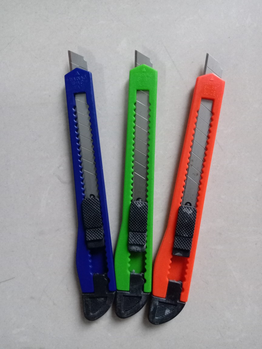 批发全塑小美工刀壁纸刀小号壁纸刀一元店美工刀