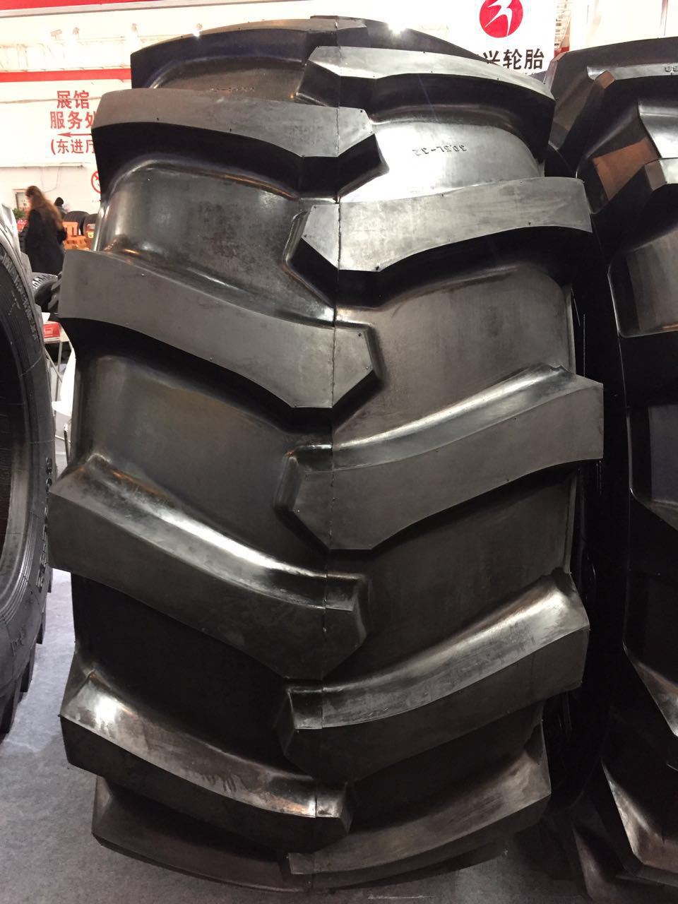 林业轮胎305l32人字伐木机械联合收割机轮胎半钢