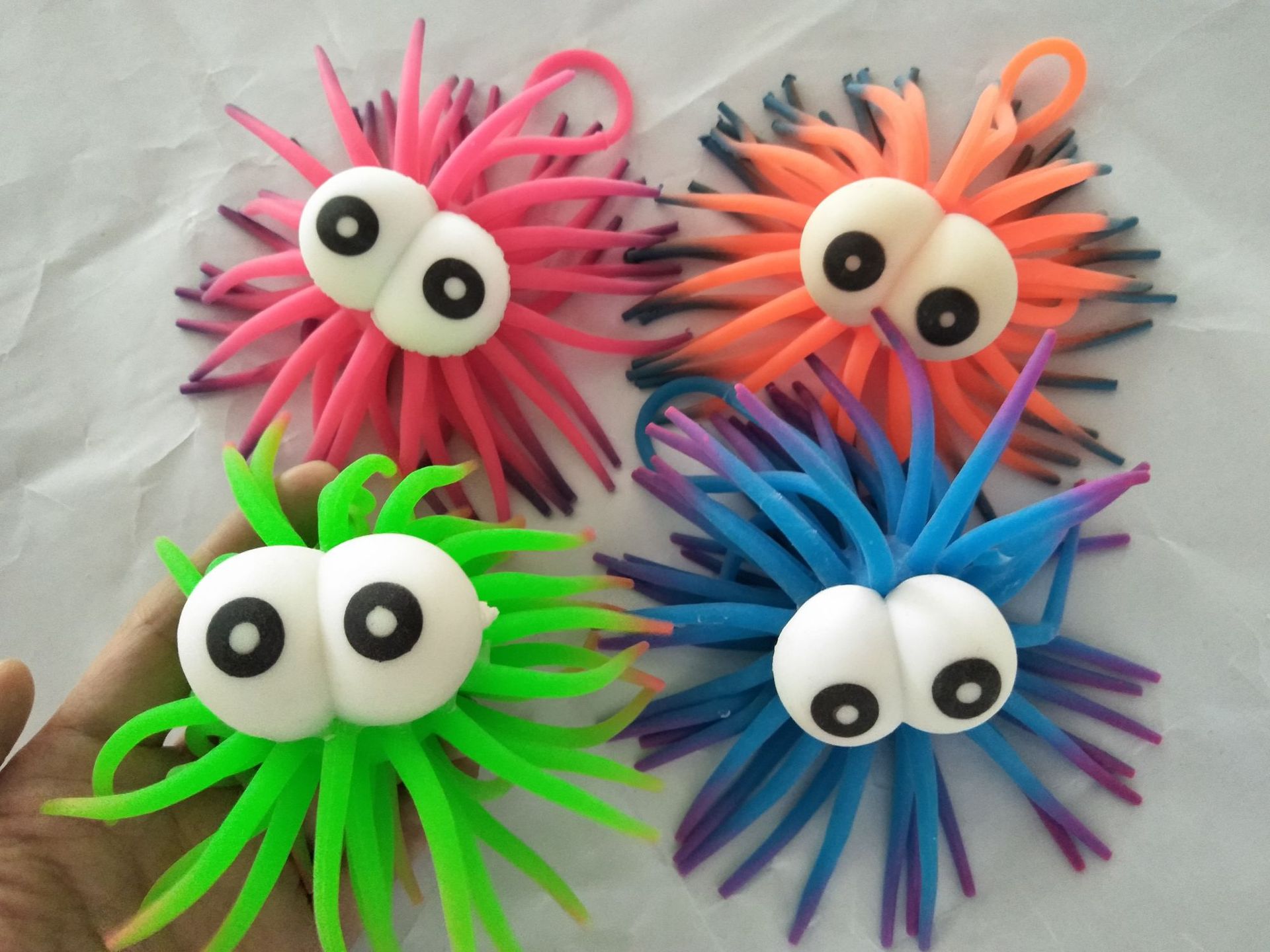 同乐批发突眼双色海胆海洋动物毛毛球节日蛋壳礼品玩具配件