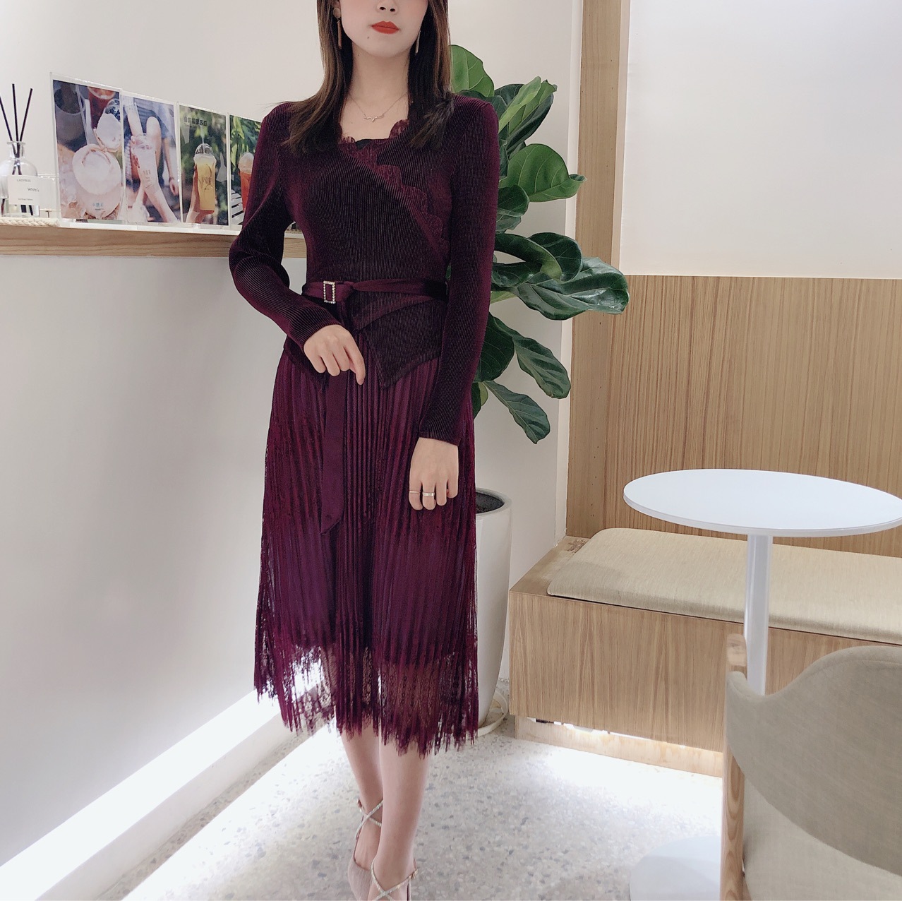 三宅一生秋冬女长款过膝蕾丝拼接内搭打底裙配大衣的长袖连衣裙子