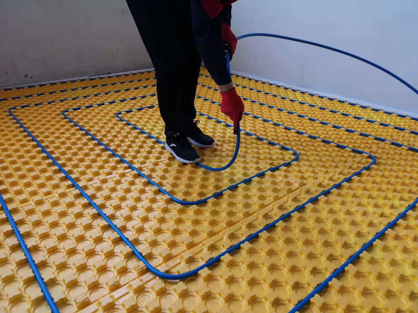 黄金甲地暖模块可用于干式铺法及做湿式铺法两种,即无需水泥回填上面