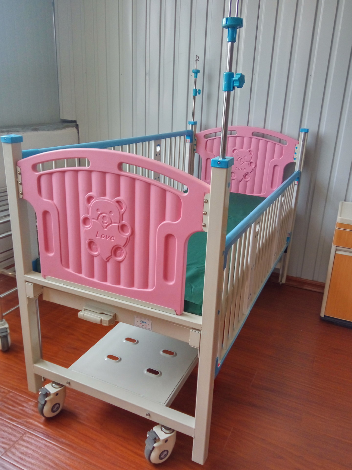 e24豪华儿童床双摇儿童床厂家供应儿童病床abs粉色双摇儿童床