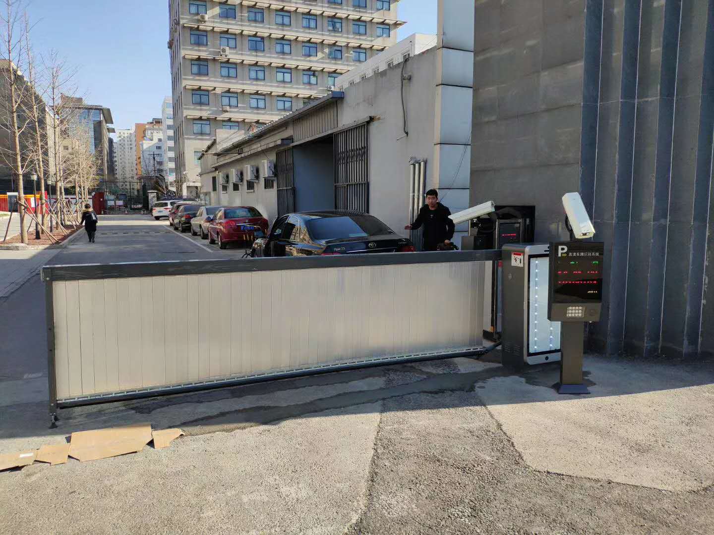 广告道闸车辆识别一体机智能车辆识别系统无人值栅栏道闸门禁安装