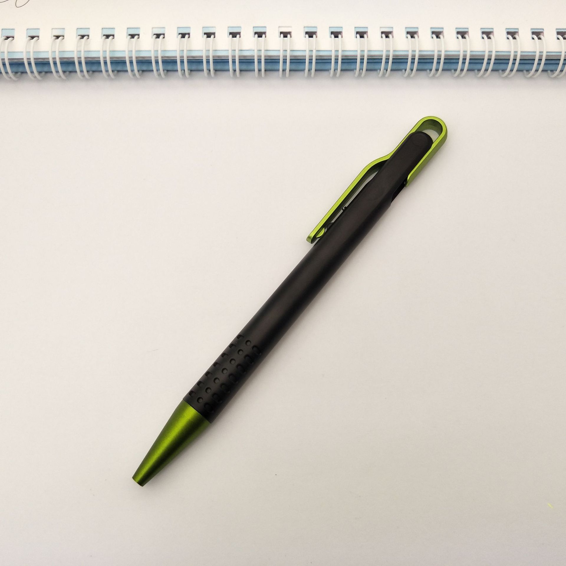 供应热销定做logo新颖广告圆珠笔按动喷漆广告笔