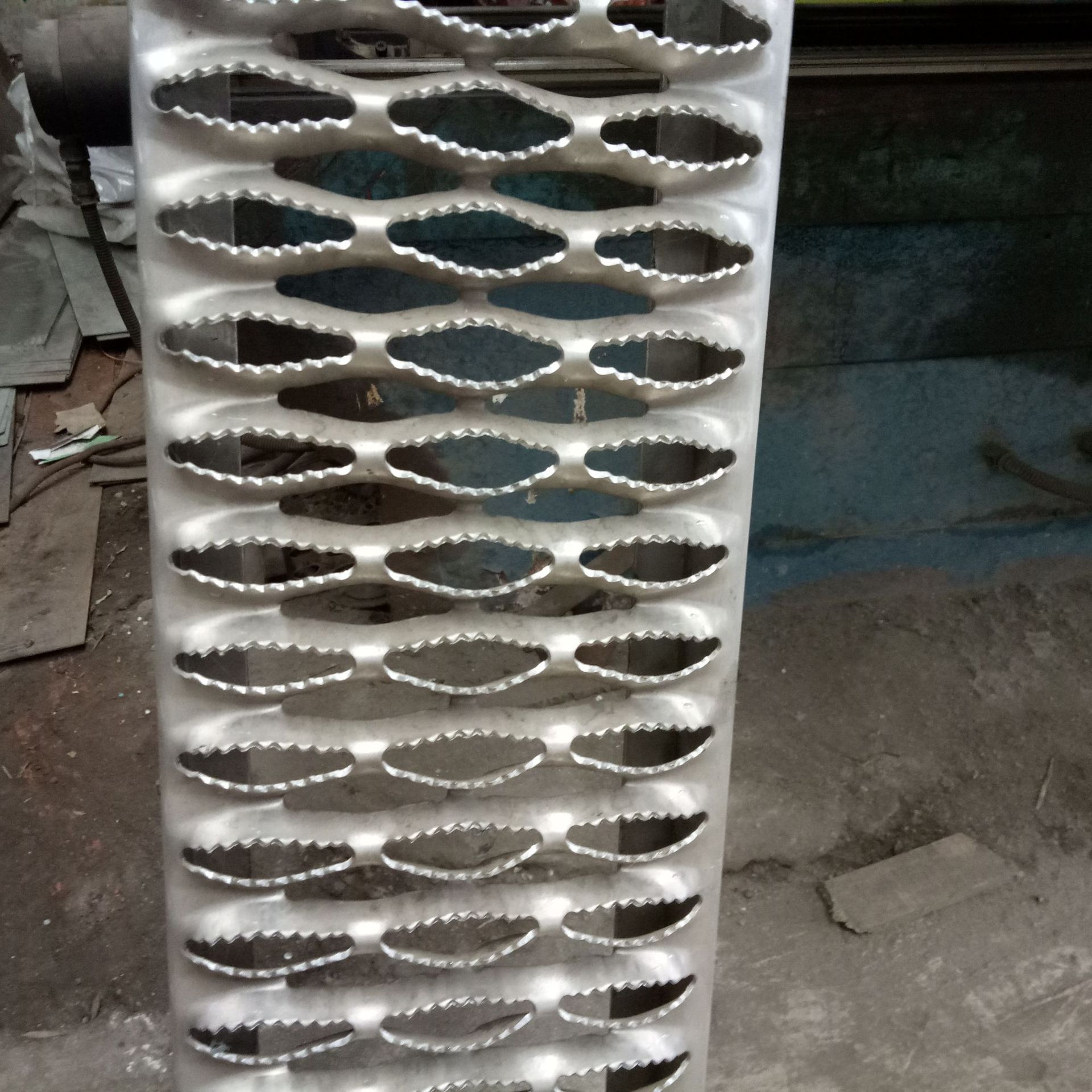 鳄鱼嘴楼梯踏步防滑钢板施工平台防滑板车间机械脚踏防滑板