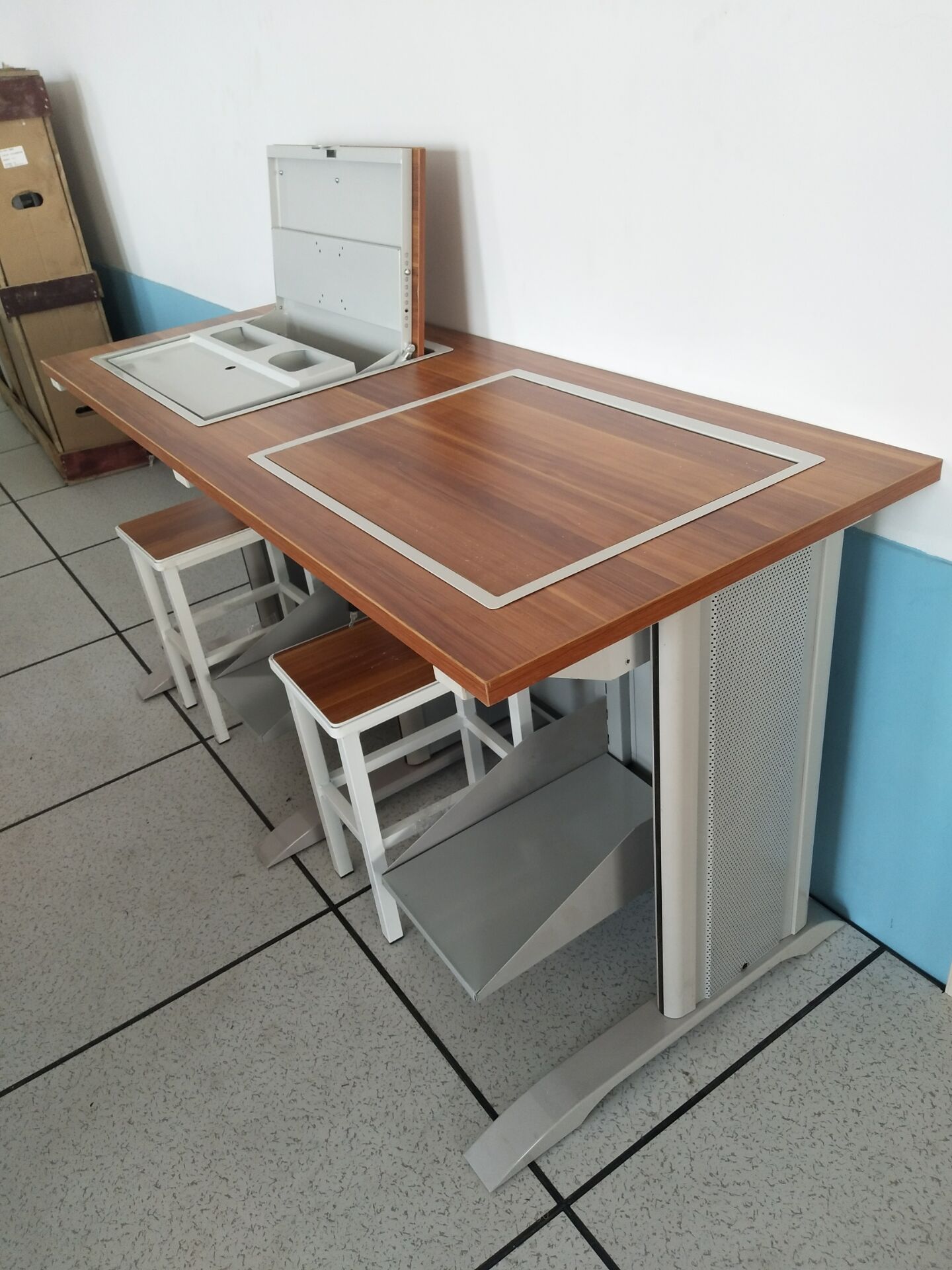 厂家专业批发新款学校部队 微机室语音室 隐藏式机房翻转电脑桌