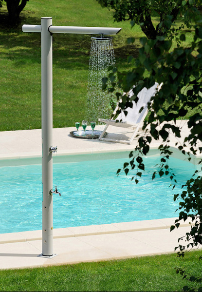 室外淋浴花洒d'un jardin &agrave; l'autre