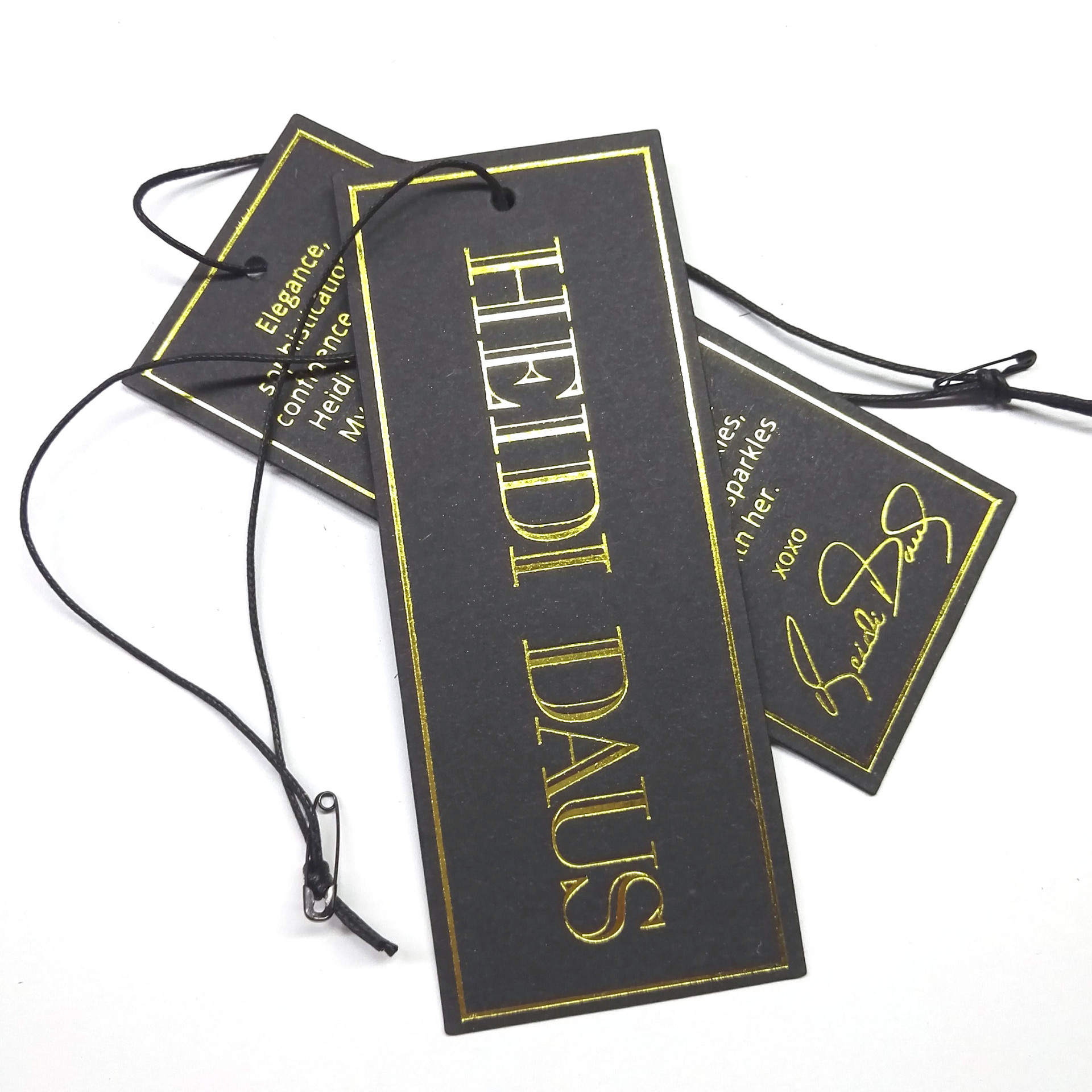 其主要产品:真皮皮牌,吊牌,仿皮,pu牌,布牌,热转印,丝印商标,矽利康