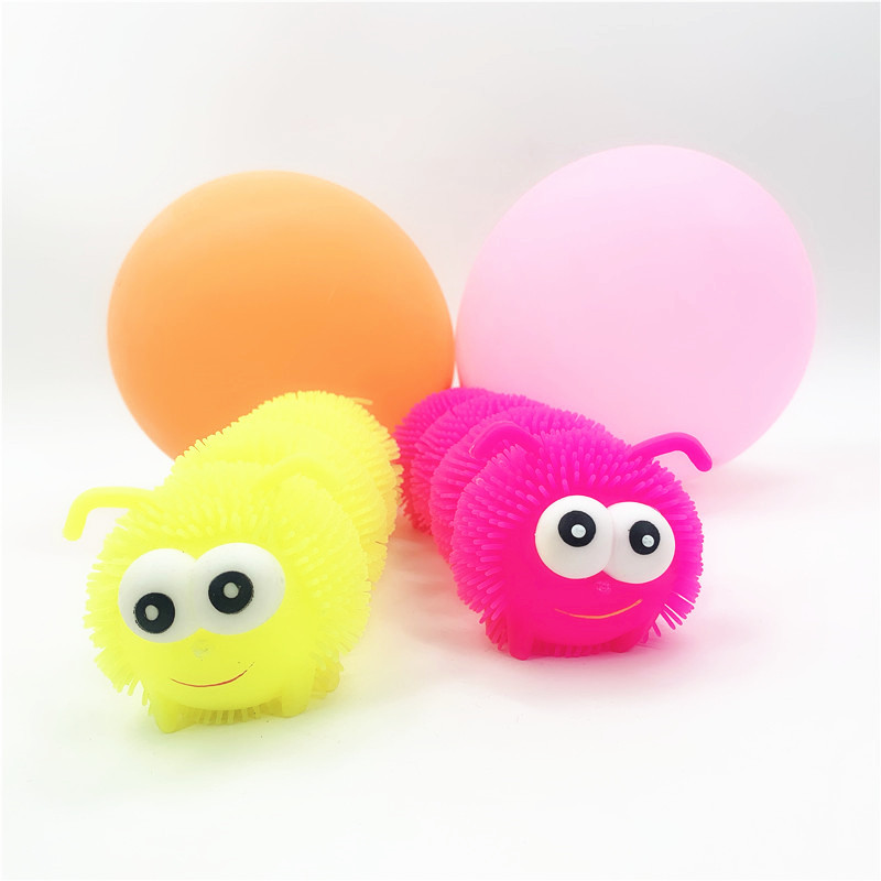 地摊热卖热销超大四节闪光毛毛虫发光毛毛球玩具新奇特闪光发泄球