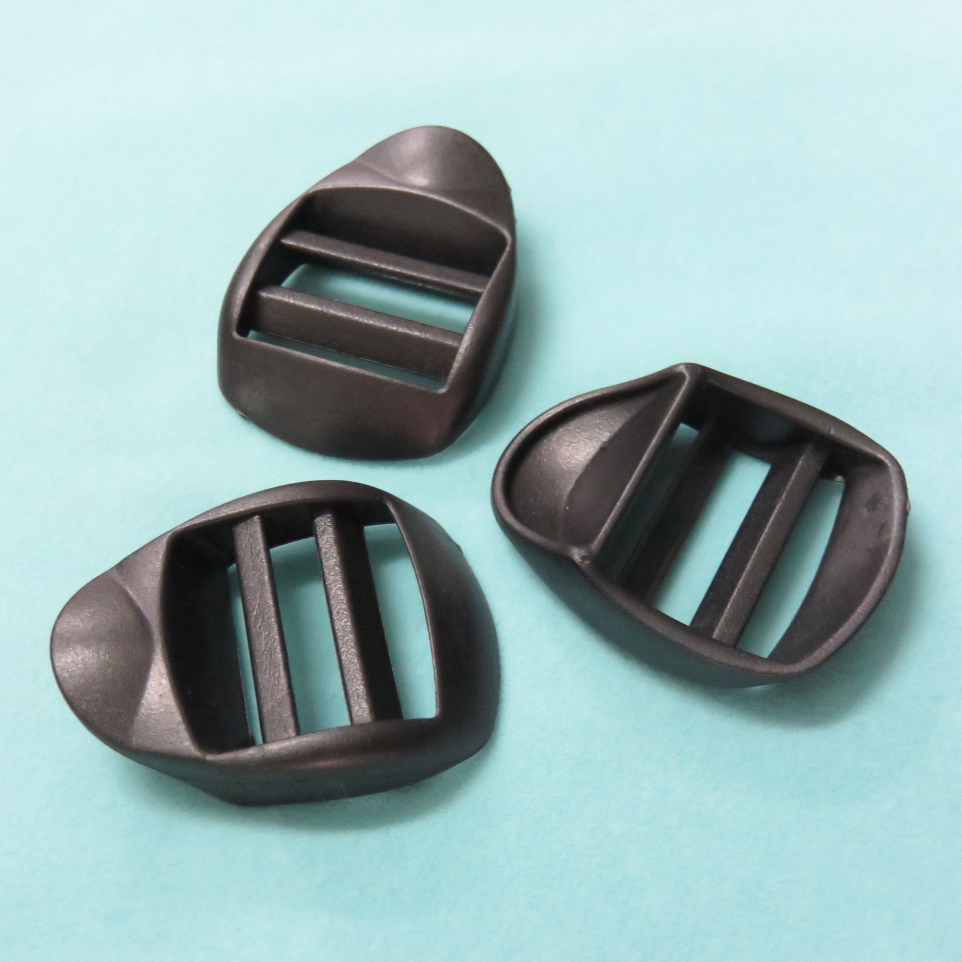 厂家直销高品质塑胶梯扣黑色手袋箱包调节扣三挡扣塑料目字扣t014