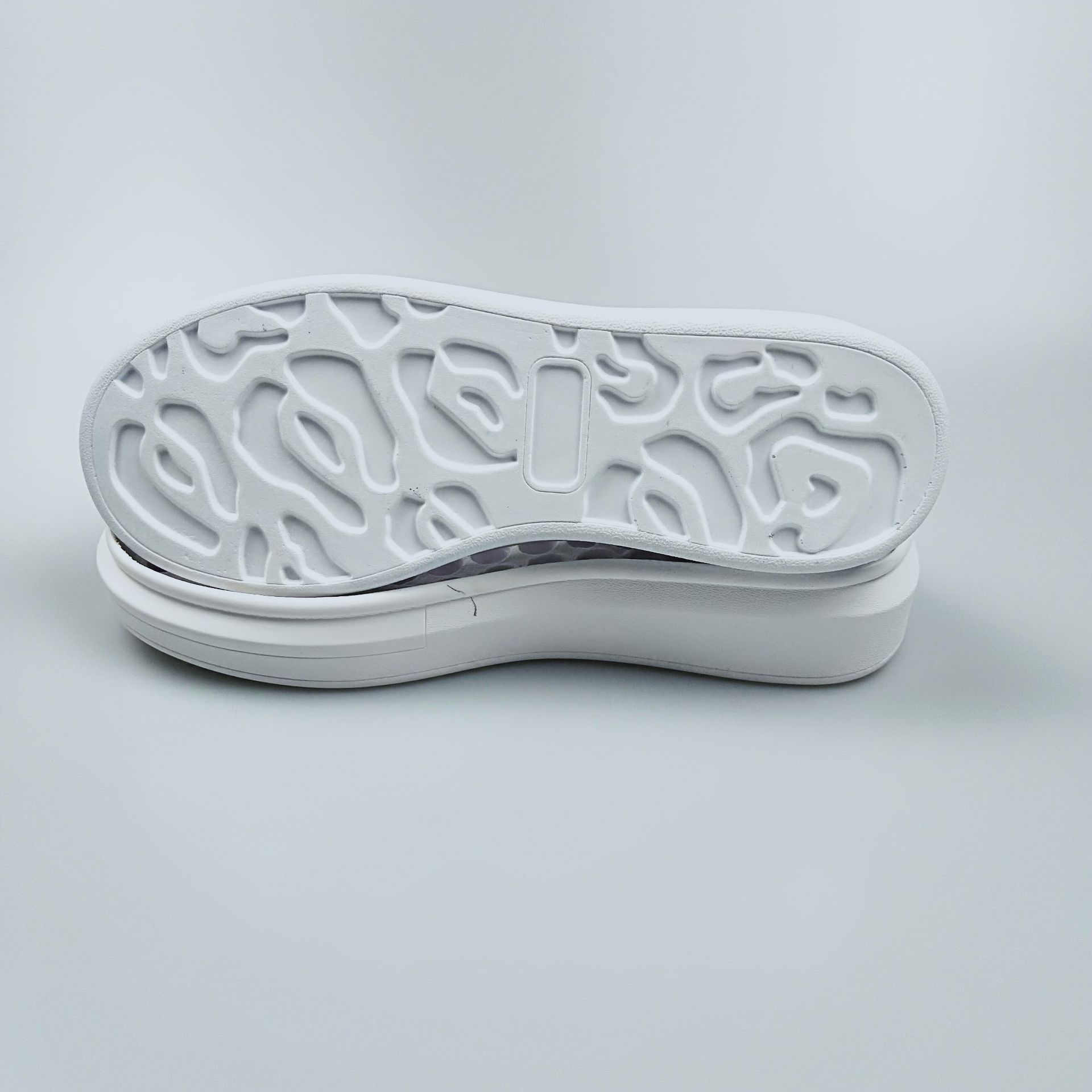 厂家直销麦昆小白鞋鞋底 休闲板鞋底 pu聚氨酯发泡鞋底 男女款