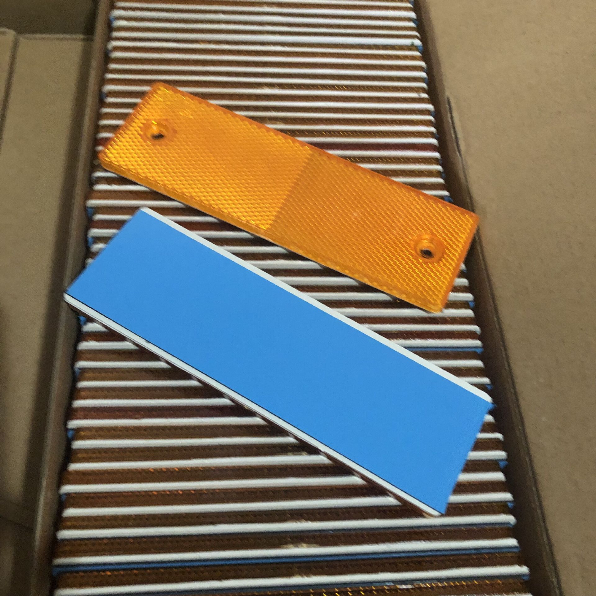 厂家直销货车反光贴车身贴交通警示标识塑料反光板夜间反射器黄色