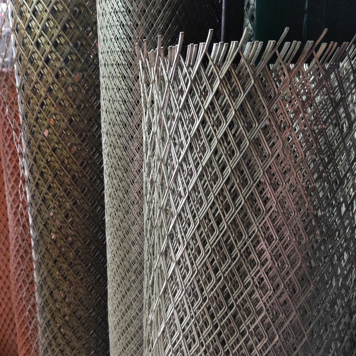 上饶钢板网 不锈钢钢板网 铁板钢板网 红色喷漆钢板网厂家