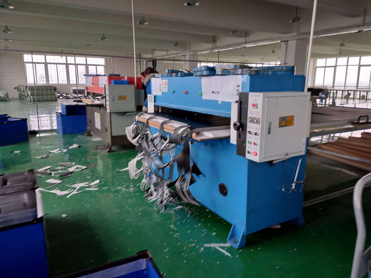 头盔内衬海绵裁断机 布料下料机四柱油压冲床箱包手套模切机